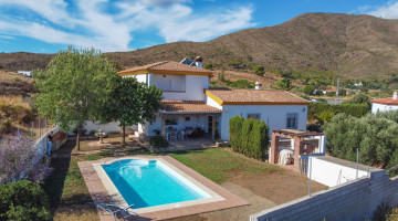 Villa for sale in Entrerrios, Málaga €890.000 — photo 4 of 39