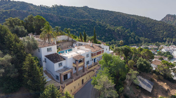 Villa for sale in Benahavis, Málaga €1.995.000 — photo 5 of 40