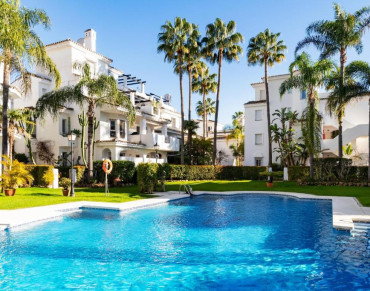 Town House for sale in Nueva Andalucia - SH9-R