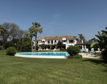 Villa for sale in Estepona East - R4904356