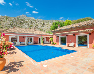 Villa for sale in Marbella Golden Mile - R4137115