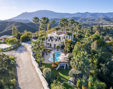 Villa for sale in Estepona East - R4675324
