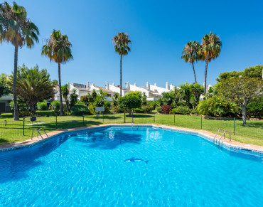 Town House for sale in Estepona East - MEX1100
