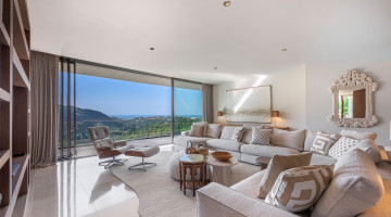 Villa for sale in Benahavis, Málaga — photo 2 of 50