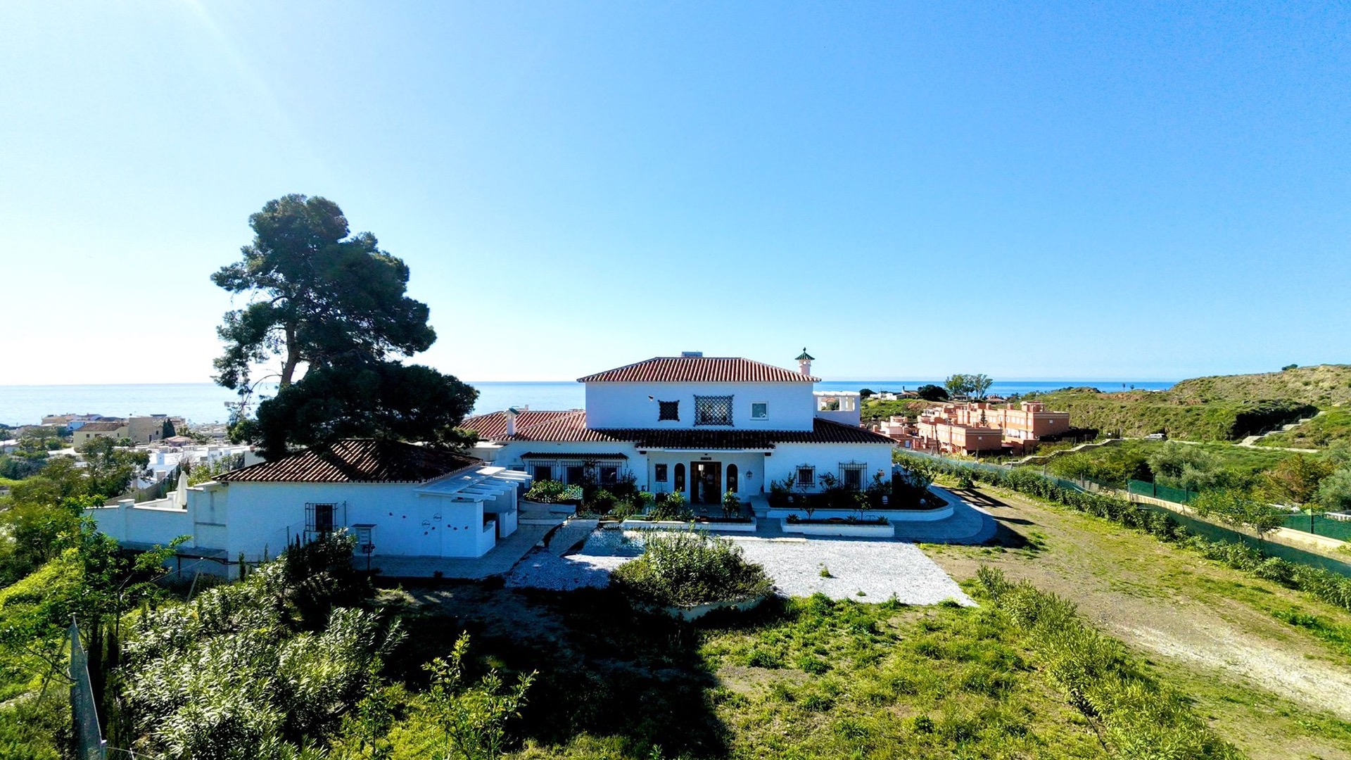 COMPLEJO TURÍSTICO EXCLUSIVO CON 7 APARTAMENTOS INDEPENDIENTES Y VISTAS AL MAR