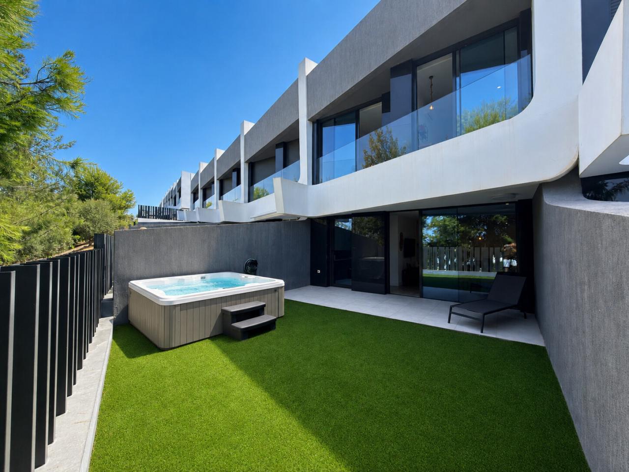 MAGNIFICO CHALET ADOSADO DE ESTILO MODERNO CON LICENCIA TURISTICA
