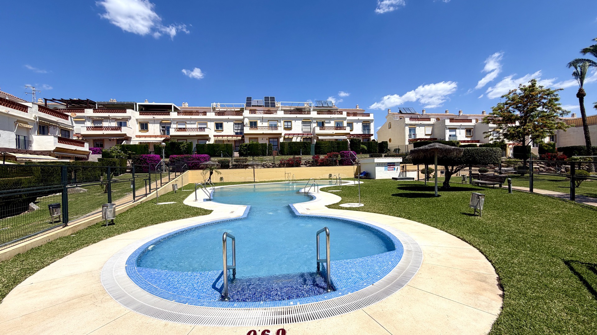 EXCLUSIVO CHALET ADOSADO CON SOLÁRIUM Y VISTAS AL MAR